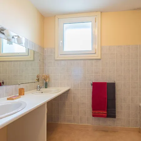 Oleron Piscine Interieure Holiday home *