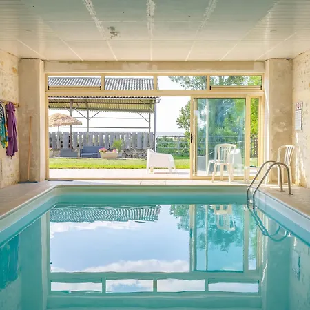 Oleron Piscine Interieure Holiday home *